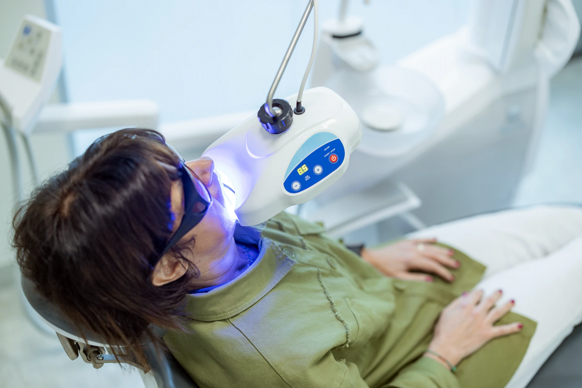 Trattamento di sbiancamento dentale professionale con lampada LED presso il Centro Redolfi a Brescia per eliminare macchie e rendere il sorriso più bianco.