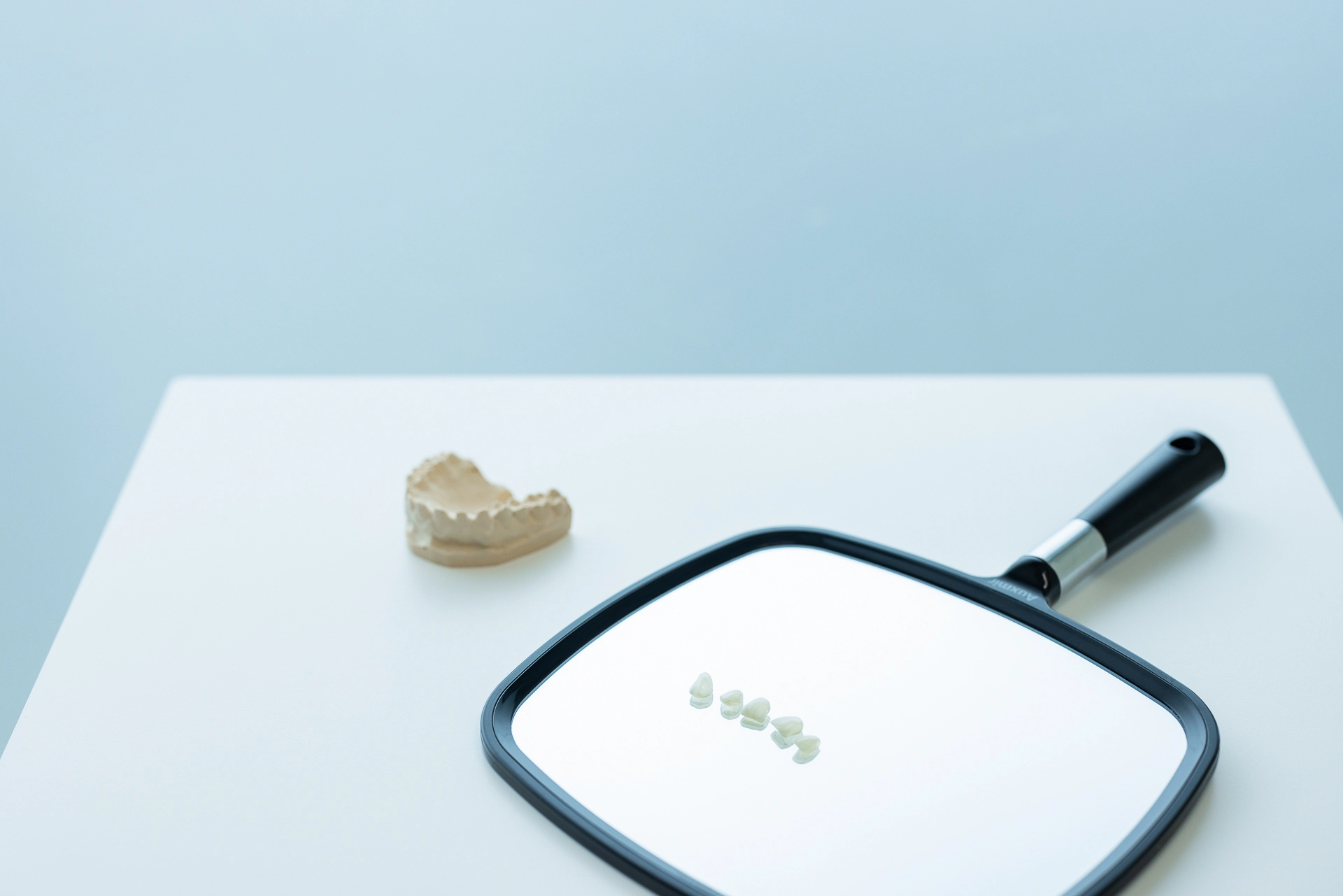 Faccette dentali in ceramica pronte per l'applicazione estetica per migliorare forma e colore del sorriso presso il Centro Redolfi a Flero.