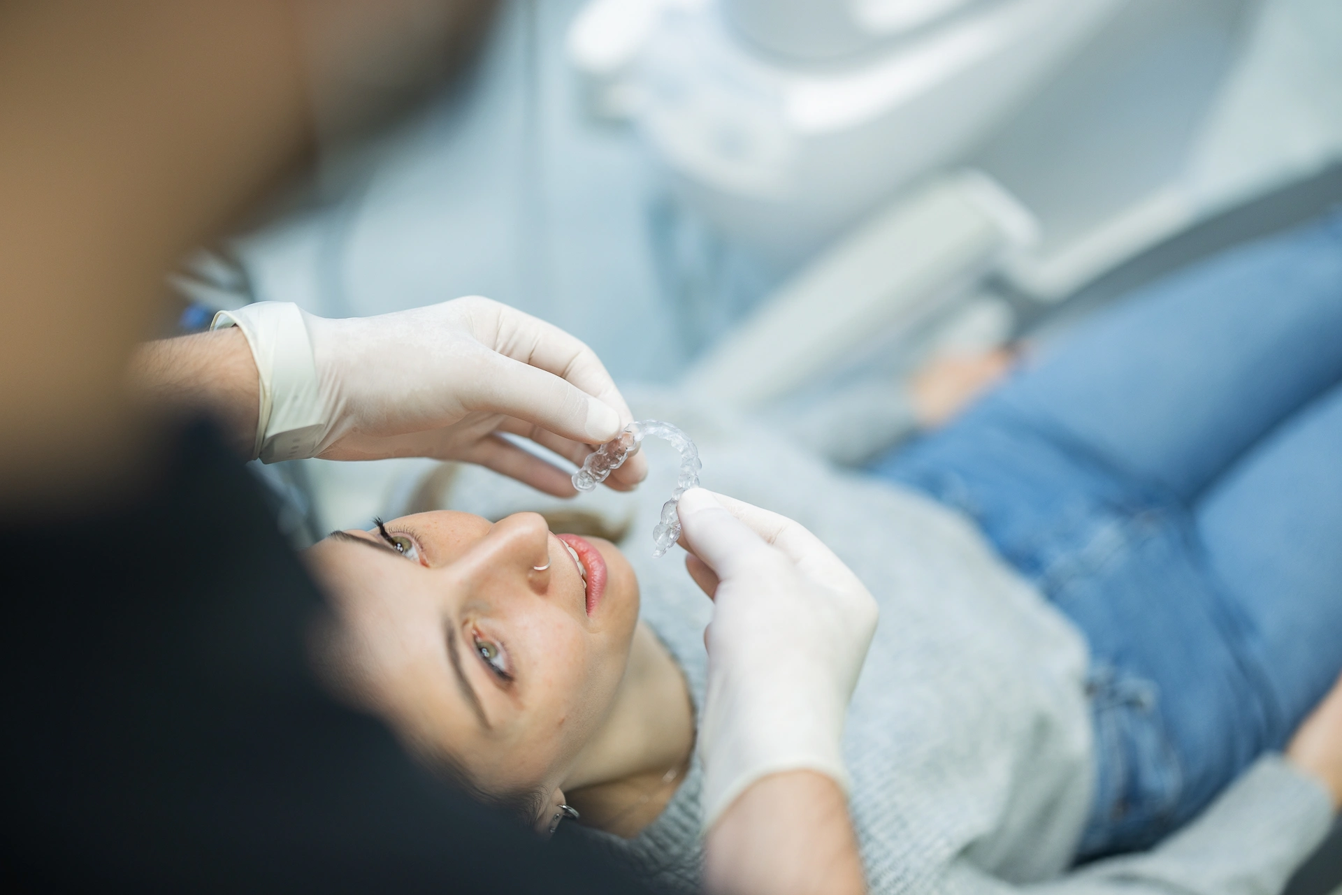 Trattamento di ortodonzia invisibile con allineatori trasparenti per adulti e bambini presso lo studio dentistico Centro Redolfi a Flero.
